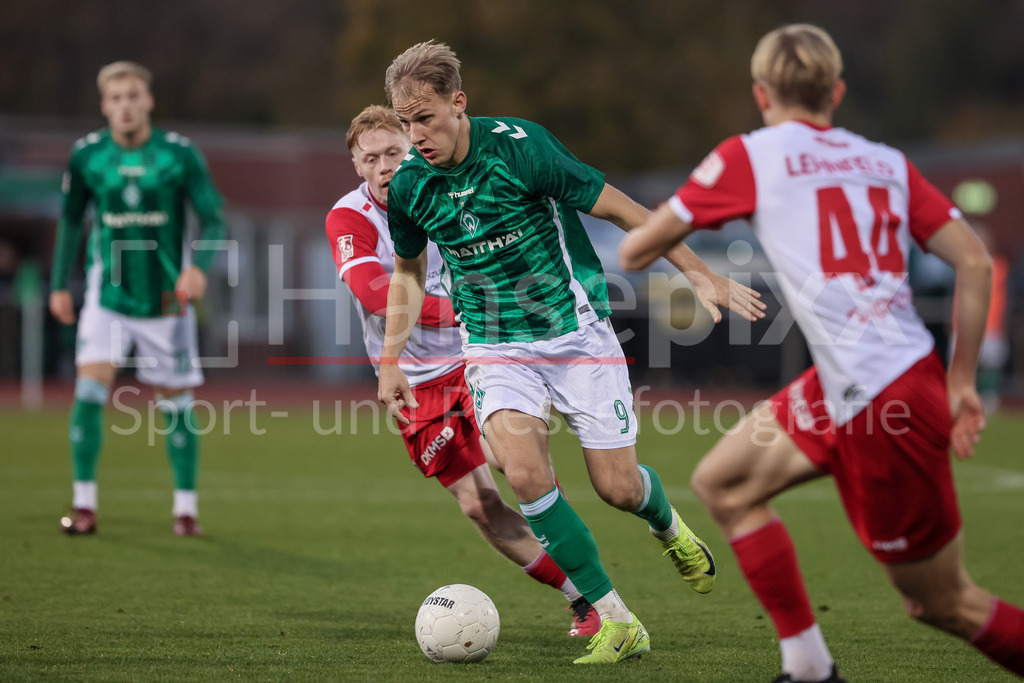 Fussball, Regionalliga Nord, SV Werder Bremen II - VfB Lübeck | v.li.: Jannic Ehlers (SV Werder Bremen II, 9) am Ball, Einzelbild, Ganzkörper, Aktion, Action, Spielszene
