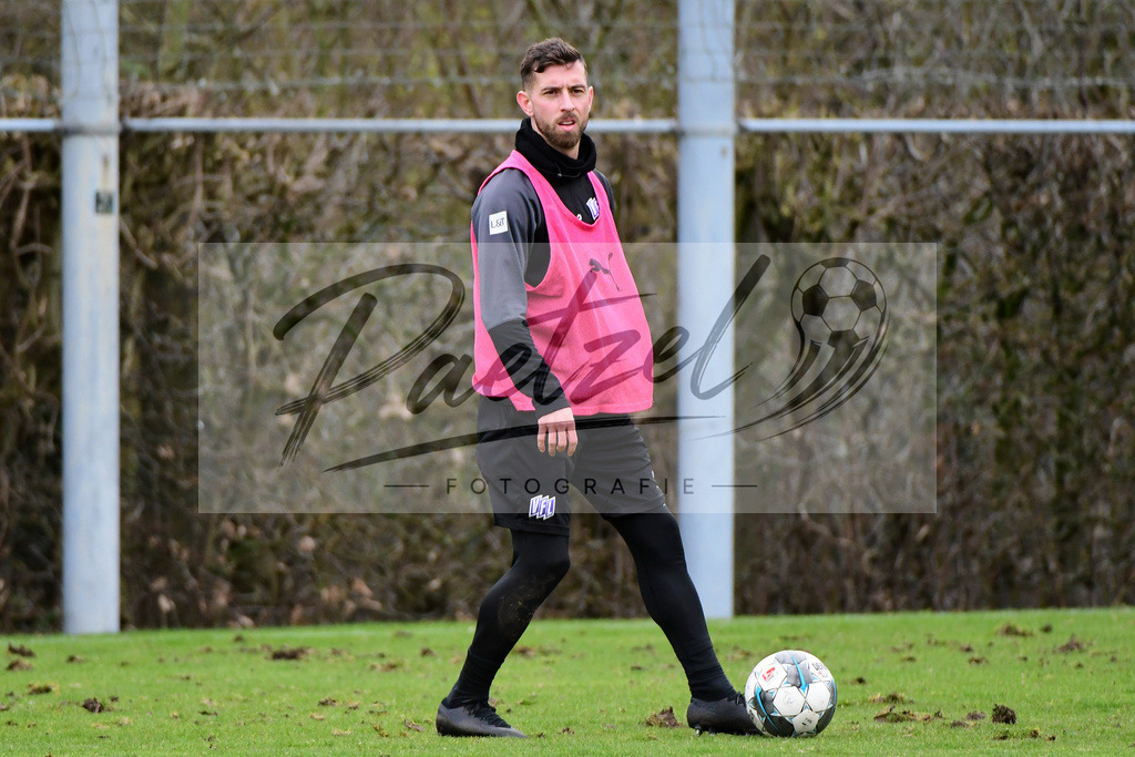 20200229_TRAOSN_0038 | Fussball, Herren: Manuel Farrona Pulido (VfL Osnabrueck) in Aktion, am Ball, Einzelaktion waehrend der Trainingseinheit des VfL Osnabrueck im Sportpark Illoshoehe am 29.02.2020 in Osnabrueck, Deutschland. - Realisiert mit Pictrs.com