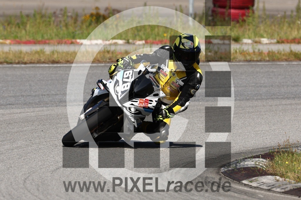 0688-20240714_00618 | Schöne Erinnerungen an spannende Momente - das festzuhalten ist unser Job. PIXELrace.de ist seit 2003 auf den Rennstrecken Europas unterwegs um die Action draußen beim Fahren und die wunderbare Stimmung imm Fahrerlager für euch einzufangen.