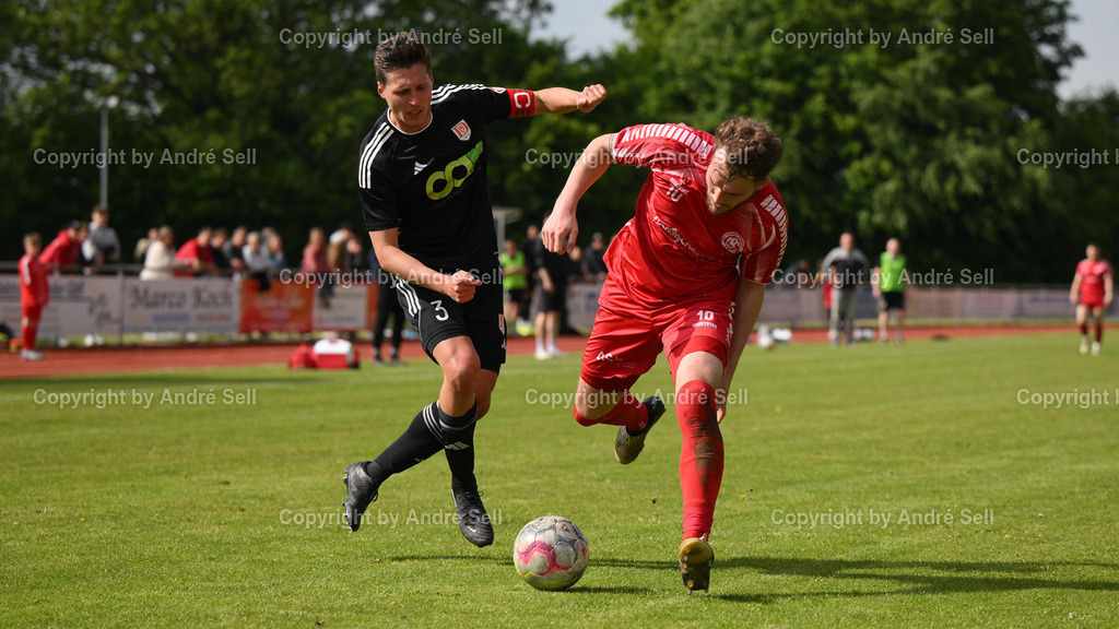 Gettorfer SC vs MTV Dänischenhagen | Hannes Schmidt (Gettorf #10) / Tim Ladewig (Dänischenhagen #3) / Fußball-Verbandsliga Ost Männer 2024/2025 / Gettorfer SC vs MTV Dänischenhagen / Sportpark 1 / Gettorf / 24.05.25 - Realisiert mit Pictrs.com