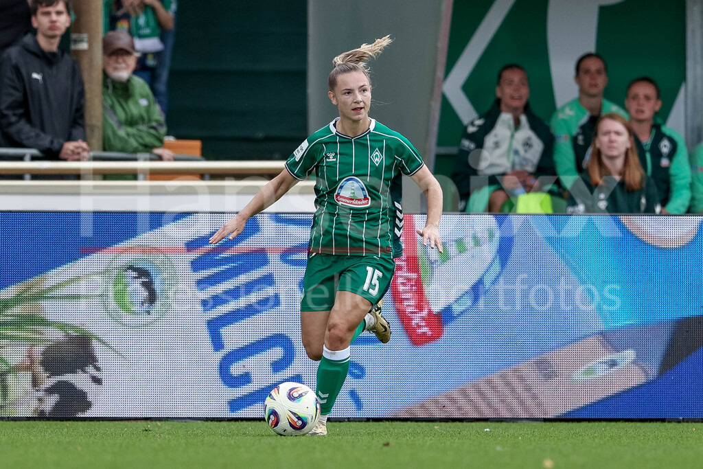 Fussball, Google Pixel Frauen-Bundesliga, SV Werder Bremen - TSG 1899 Hoffenheim | Michelle Weiß (SV Werder Bremen, 15) am Ball, Freisteller, Einzelbild, Ganzkörper, Aktion, Action, Spielszene, DIE DFB-RICHTLINIEN UNTERSAGEN JEGLICHE NUTZUNG VON FOTOS ALS SEQUENZBILDER UND/ODER VIDEOÄHNLICHE FOTOSTRECKEN. DFB REGULATIONS PROHIBIT ANY USE OF PHOTOGRAPHS AS IMAGE SEQUENCES AND/OR QUASI-VIDEO.