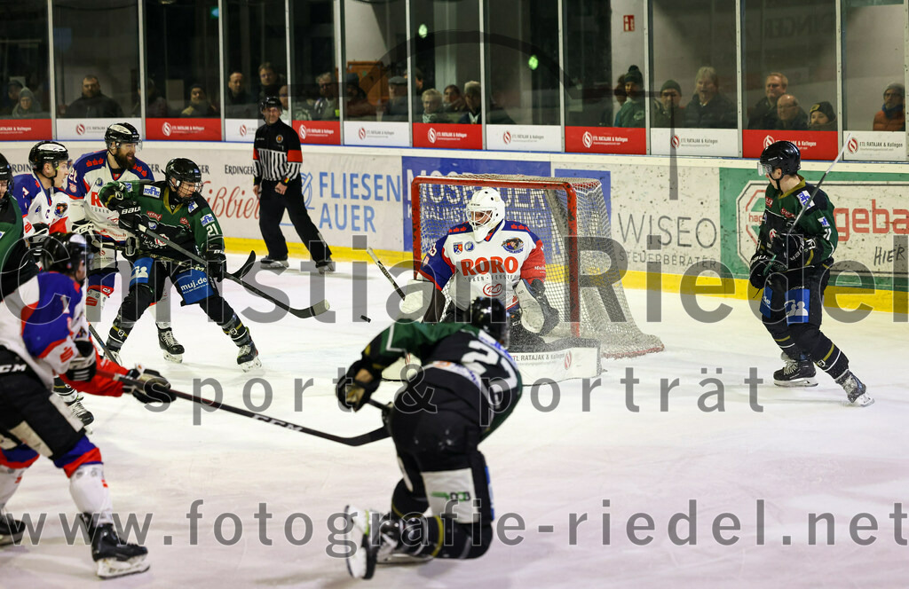 2023-01-22_100_Eishockey_TSV_Erding_gegen_ESC_Dorfen | Erding, Deutschland, 22.01.2023:
Eishockey, Bayernliga 2022 / 2023, 29. Spieltag, TSV Erding gegen ESC Dorfen, Endergebnis: 6:2

Erik Modlmayr (Erding Gladiators, #21), Torwart Maximilian Englbrecht (ESC Dorfen, #45), Mark Waldhausen (Erding Gladiators, #27), Sebastian Busch (Erding Gladiators, #11)

Foto: Christian Riedel / fotografie-riedel.net