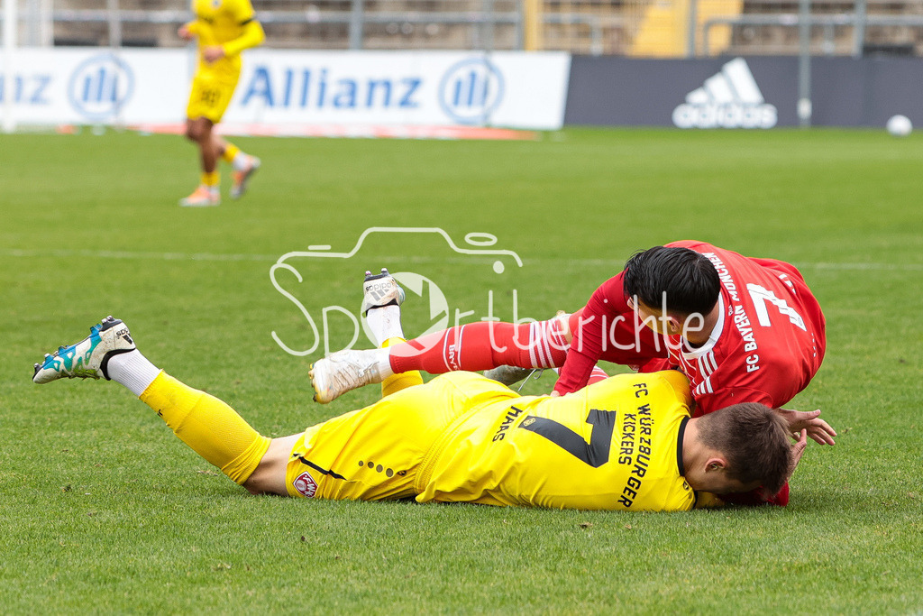 FC Bayern Amateure - FC Wuerzburger Kickers | Yusuf KABADAYI (FCB #7) im Duell mit Thomas HAAS (FWK #7)