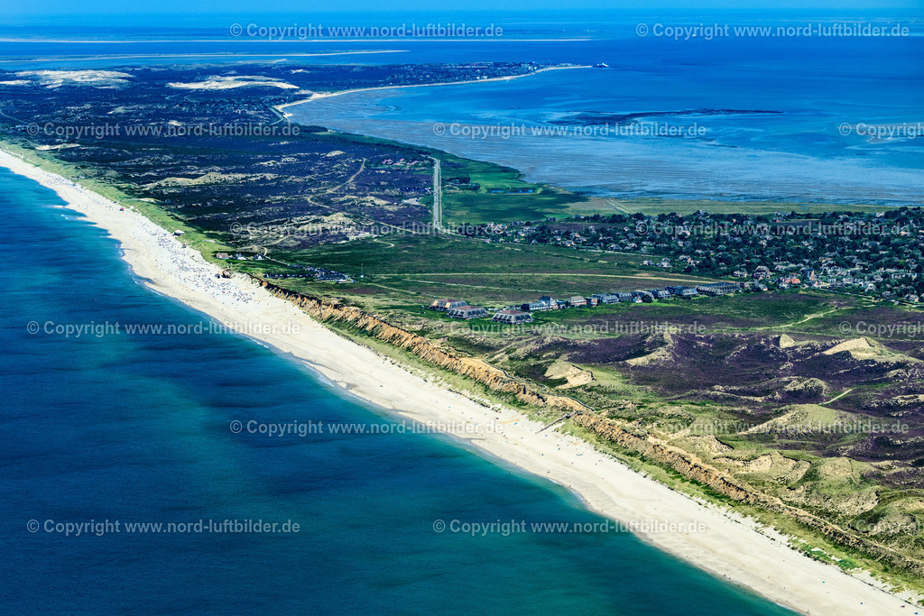 Sylt_Kampen_Rotes_Kliff_ELS_4961130825 | KAMPEN (SYLT) 13.08.2025 Küsten- Landschaft an der Steilküste Rotes Kliff mit dem Hotel Rungholt in Kampen (Sylt) im Bundesland Schleswig-Holstein, Deutschland. // Coastal landscape on the steep coast of Rotes Kliff with the Hotel Rungholt in Kampen (Sylt) in the state Schleswig-Holstein, Germany. Foto: Martin Elsen
