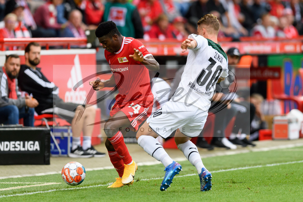 FCUBMG20210829_039 | Fussball, Herren: Taiwo Awoniyi (1.FC Union Berlin) und Nico Elvedi (Borussia Moenchengladbach) im Zweikampf beim Spiel der 1. Bundesliga zwischen 1. FC Union Berlin und Borussia Moenchengladbach im Stadion An der Alten Foersterei am 29.08.2021 in Berlin, Deutschland. - Realisiert mit Pictrs.com