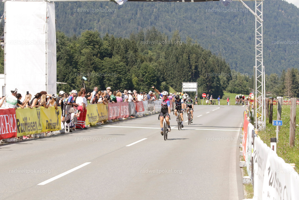 1056_20230817_Bewerb_Maenner_Muehlanger | AUT - OESTERREICH, 2023-08-16: SPORT RENNRAD-FAHREN - 55. INTERNATIONALER RADWELTPOKAL IN ST. JOHANN IN TIROL  - Vintage-Radrennen mit WM-Bronze-Medaillen-Siegerin Christina Schweinberger, den Teilnehmer und Alexander Baumann (vom Orginastions-Team) - TAG 2 BEWERB MAENNER IN SECHS GRUPPEN  ; Foto: Roland Muehlanger