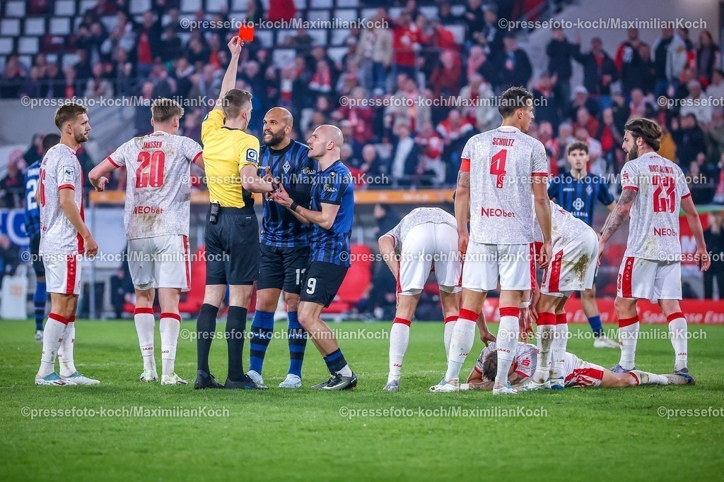 RWE04032601100 | 2026.03.04, Fußball, 3.Liga Herren, Rot-Weiss Essen -  SV Waldhof Mannheim, Stadion Hafenstraße, 27.Spieltag, Saison 2025 / 2026: Rote Karte für Terrence Boyd (Waldhof Mannheim #13) nach Foulspiel an Jannik Hofmann&nbsp;(Rot-Weiss Essen #37)  DFB regulations prohibit any use of photographs as image sequences and or quasi-video.
