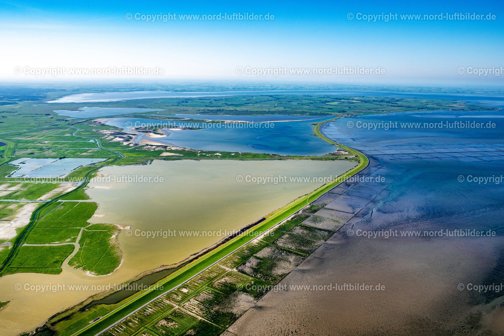 Lüttmoorsee_ELS_8313100623 | REUßENKöGE 10.06.2023 Küsten- Landschaft mit Deich- Schutzstreifen beim Lüttmoorsee in Reußenköge im Bundesland Schleswig-Holstein, Deutschland. Koog -Landschaft mit Windkraftanlagen ( WEA ) und Landwirtschaft. // Coastline with dike protection strips beim Luettmoorsee in Reussenkoege in the state Schleswig-Holstein, Germany. Foto: Martin Elsen