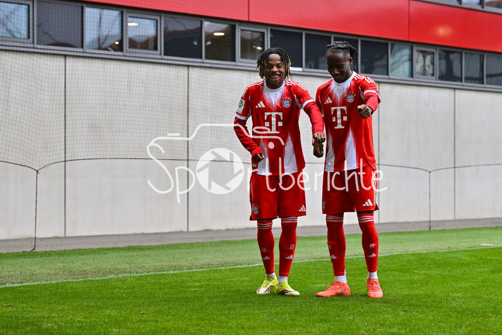 FC Bayern München - Hannover 96 | MUNICH, GERMANY - 15. FEBRUARY: Jubel der Bayern nach dem Treffer zum 2-0 durch Wisdom MIKE (FC Bayern München U19 11) / Tor / Torschuetze / Freude / Happy während dem Spiel zwischen der U19 des FC Bayern München und der U19 von Hannover 96 am 2. Spieltag der Hauptrunde der U19-DFB-Nachwuchsliga am FC Bayern Campus