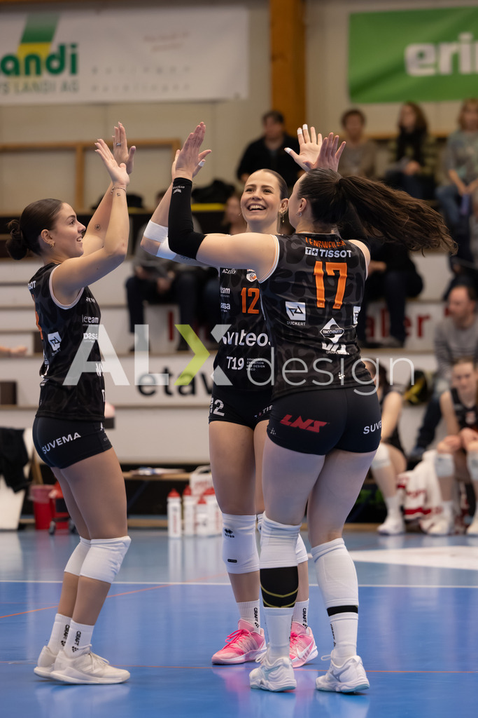 Volleyball I Frauen I Saison 2025-2026 I Volleyball NLA | Women I Round 16 I VC Kanti Schaffhausen - Viteos NUC I 31.01.2026 | 12 Branca Fabiana (CH) (Viteos NUC) – Mittelblock  //  17 Amélie Lengweiler (CH) (Viteos NUC) – Außenangriff - Realisiert mit Pictrs.com