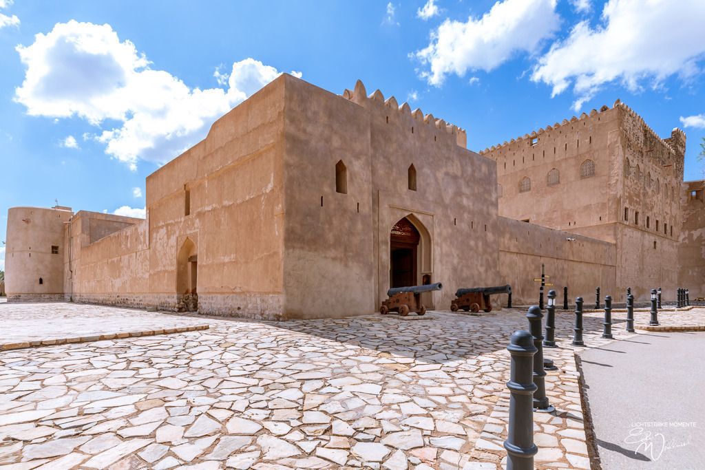 Festung Jabreen, Oman | Herzlich willkommen auf meiner Seite! Ich bin Elke Wallnisch, Deine Fotografin für lichtstarke Momente. Der Name steht für alles, was mich mit der Fotografie verbindet: Das Licht und seine machtvolle Wirkung auf eine Situation oder unsere Stimmung - Realisiert mit Pictrs.com