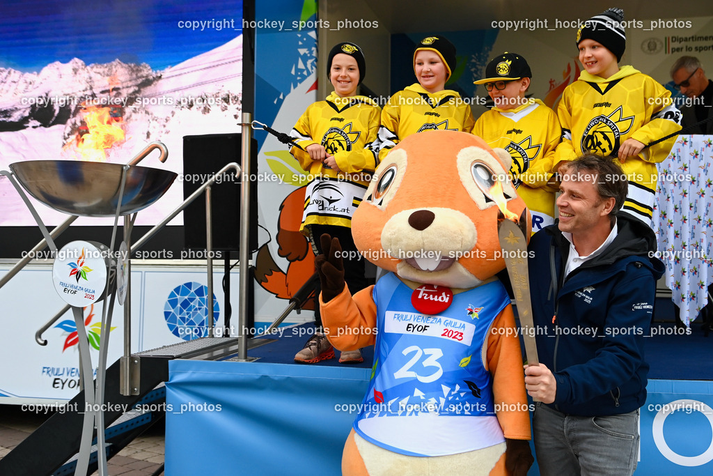 European Youth Olympic Festival EYOF 2023 Pressekonferenz | Jugendspieler EC Hornets Spittal, Olympisches Feuer, Maskottchen European Youth Olympic Festival EYOF 2023