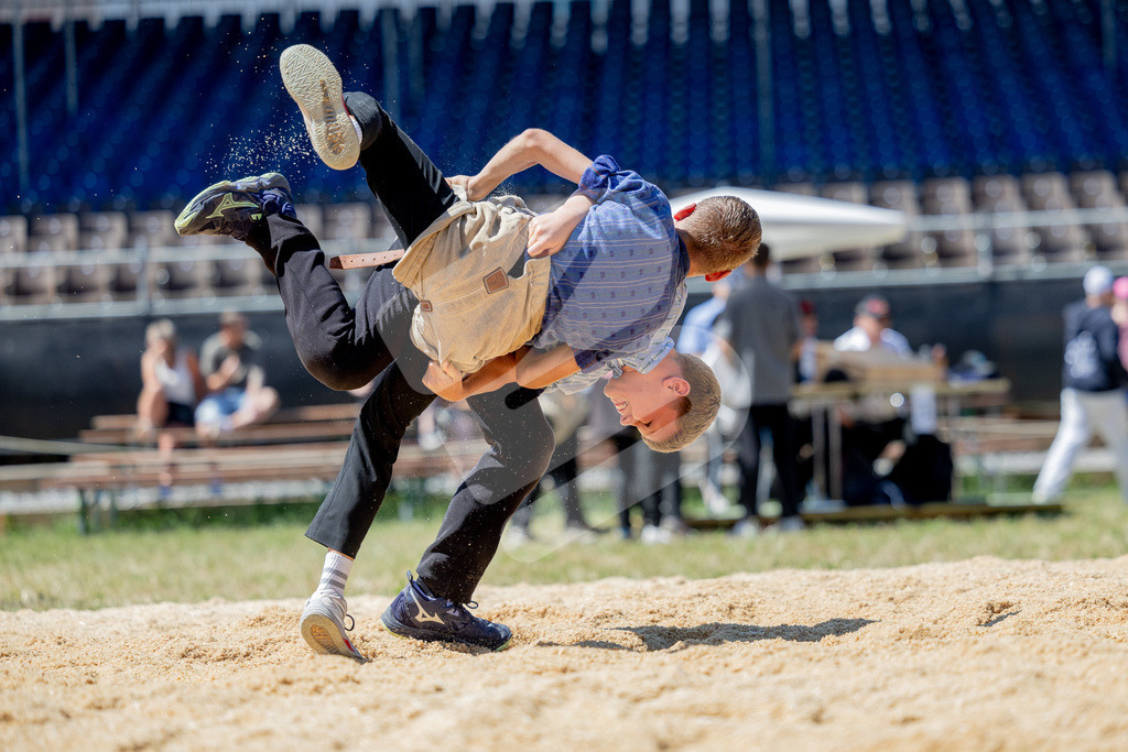 SchwyzerJung2026_00078 | Die Schwinger des Schwyzer Kantonalen Schwingerverbandes: Fotos, die Dynamik und Leidenschaft festhalten, sowie emotionale Momente aus dem traditionellen Schwingsport zeigen. - Realisiert mit Pictrs.com