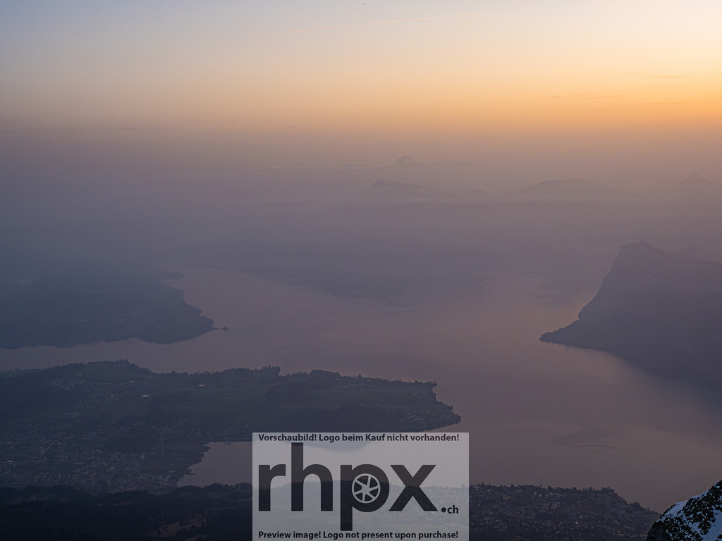 Sonnenaufgang am Pilatus | Stimmungsvolle Fotokunst aus Luzern. Erlebe den Pilatus, den See und die Stadt Luzern in exklusiven Aufnahmen in der Fotogalerie & Shop. - Realisiert mit Pictrs.com