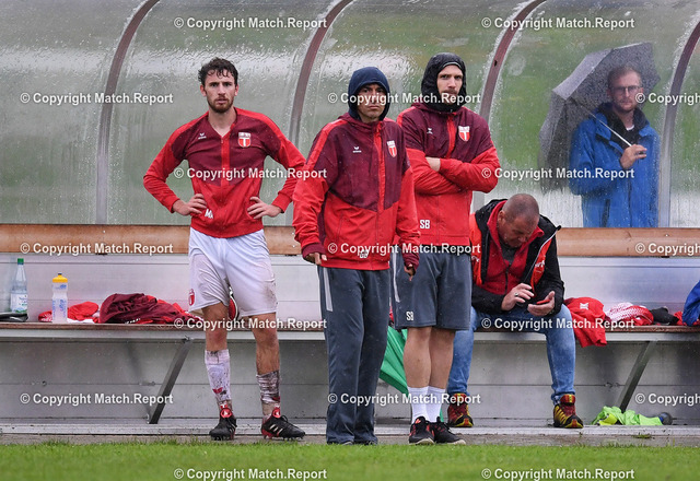 Fussball Verbandsliga 2021/2022: TSG Tuebingen - FC Holzhausen | Fussball  Verbandsliga  2021/2022    07.08.2021TSG Tuebingen - FC HolzhausenTSG Tuebingen Trainer Goran Divljak ( Mitte) im RegenFOTO: ULMER PressebildagenturxxNOxMODELxRELEASExx