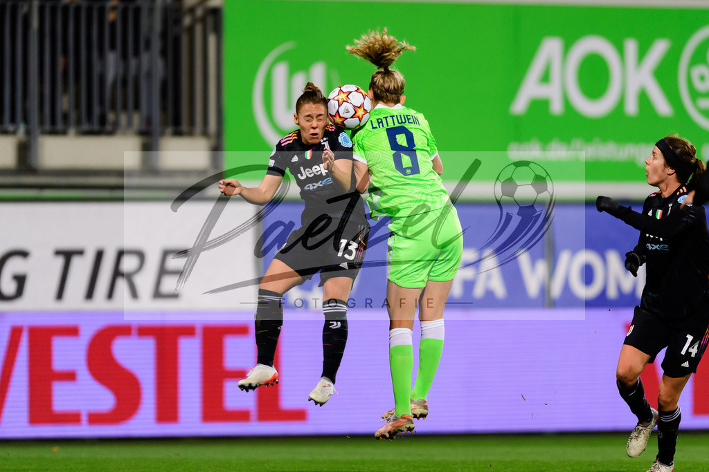 WOBJUV20211118_029 | Fussball, Frauen: Lisa Boattin (Juventus FC) und Lena Lattwein (VfL Wolfsburg) im Zweikampf bei dem Spiel der UEFA Women´s Champions League zwischen VfL Wolfsburg und Juventus Turin im AOK-Stadion am 18.11.2021 in Wolfsburg, Deutschland. - Realisiert mit Pictrs.com