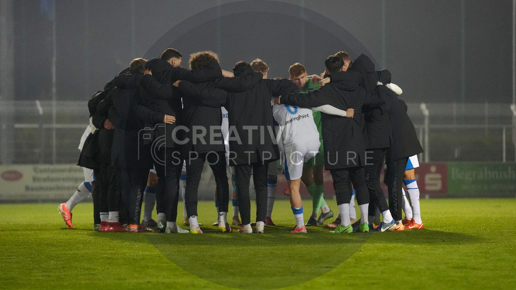 Fußball, Herren, Saison 2025/2026, Regionalliga Nordost, 15. Spieltag, FSV 63 Luckenwalde vs. Hertha BSC II, Freitag 07.11.2025, Werner-Seelenbinder-Stadion Luckenwalde, | Fußball, Herren, Saison 2025/2026, Regionalliga Nordost, 15. Spieltag, FSV 63 Luckenwalde vs. Hertha BSC II, Freitag 07.11.2025, Werner-Seelenbinder-Stadion Luckenwalde, Im Bild: Der Mannschaftskreis von Hertha BSC II vor dem Spiel. - Realisiert mit Pictrs.com