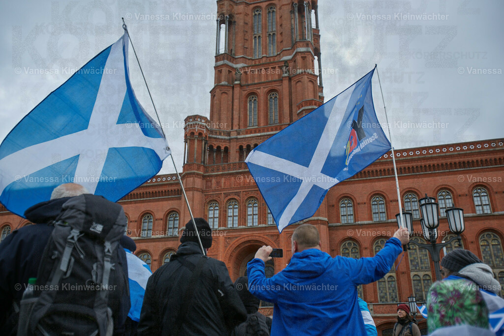 #IndyBerlin23 - Demonstration für schottische Unabhängigkeit | Rund 60 Personen ziehen am 11.03.2023 mit einer Demonstration vom Brandenburger Tor an der Britischen Botschaft vorbei zum Roten Rathaus, um die Unabhängigkeit Schottlands zu fordern.

On March 11, 2023, approx. 60 people rally in support of the Scottish independence, marching from Brandenburg Gate via the British Embassy to the Red Town Hall.  - Realisiert mit Pictrs.com