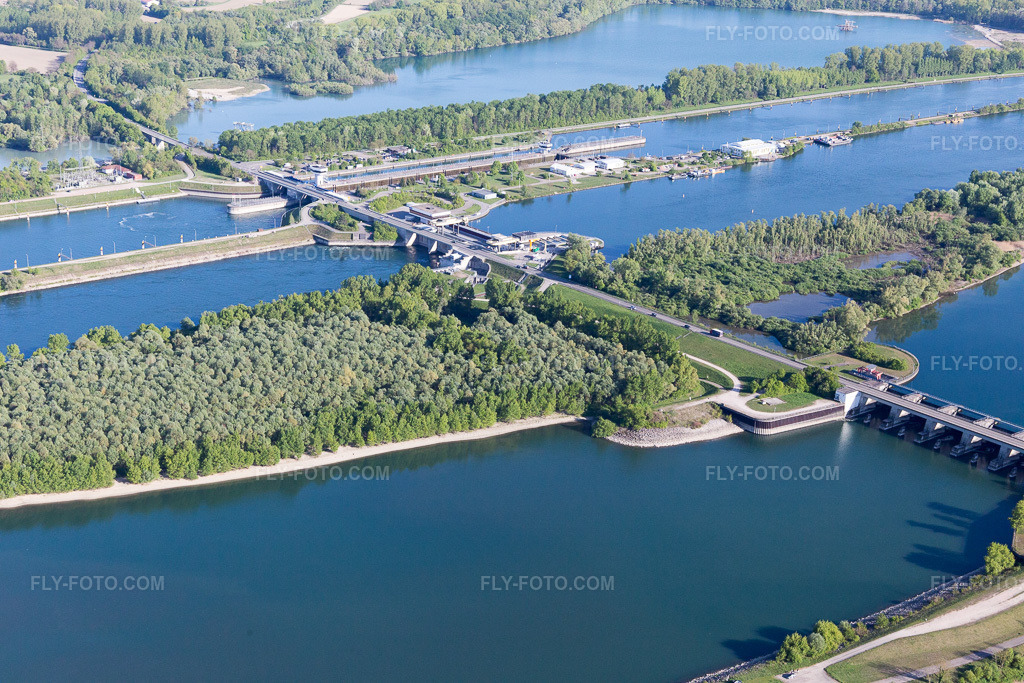 Aerial view: Rhine lock Iffezheim in Roppenheim in the state Bas-Rhin, France. – Photo: IMG_099054.jpg taken on 04/23/2017 by Werner Riehm/FLY-FOTO.com – Resolution of the original: 5472 x 3648 px