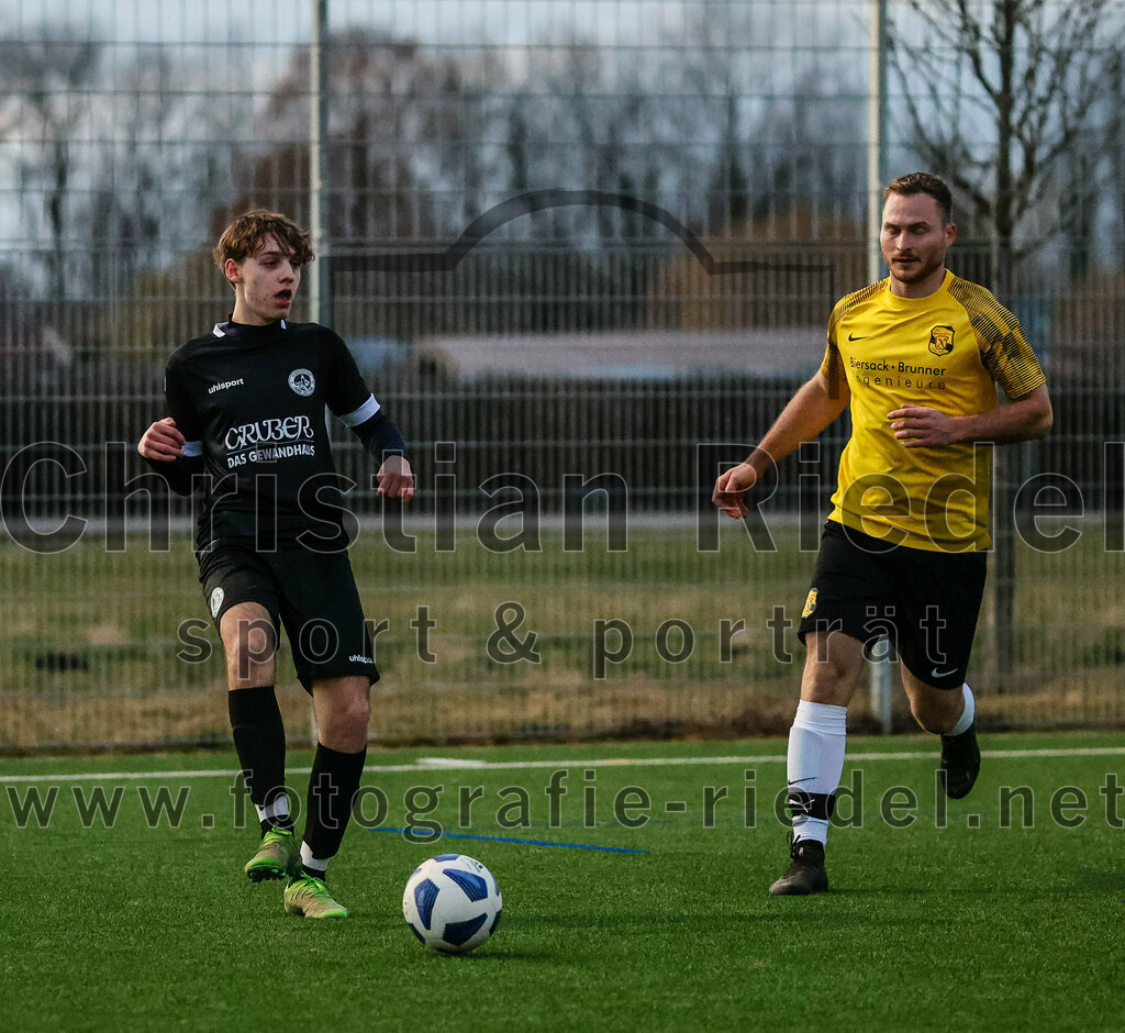 2024-02-17_035_FC_Herzogstadt_gegen_FC_Moosinning_II | Erding, Deutschland, 17.02.2024:
Fußball, Kreisklasse 2023 / 2024, Testspiel, FC Herzogstadt gegen FC Moosinning II, Endergebnis: 2:2

Lino Oeder (FC Herzogstadt, #14), Christoph Kollmannsberger (FC Moosinning, #23)

Foto: Christian Riedel / fotografie-riedel.net