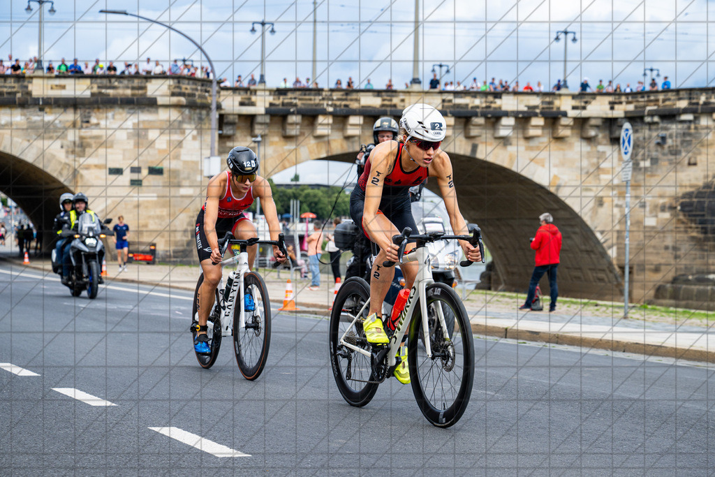 DIE FINALS 2025 | Dt. Triathlon Meisterschaft Damen | Auf dem Rad unterwegs in Elbflorenz //  02.08.25: DIE FINALS 2025 | Dt. Triathlon Meisterschaft Damen / Dresden / Deutschland  //   CREDIT:www.bullenfotos.de, Martin König, Hörner Weg 40, D-49078 Osnabrück, +4917663732967 // Nutzung und Weitergabe nur zu den vereinbarten Zwecken. Presseanfragen an Ersteller. Alle Rechte beim Ersteller. Honorierung nach MFM. - Realisiert mit Pictrs.com