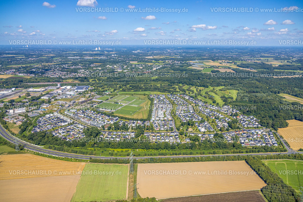 Dortmund240800332 | Luftbild, BVB 09 Borussia Dortmund Trainingszentrum an der Adi-Preißler-Allee, Fußballfelder, Wohnanlage Brackeler Feld Hohenbuschei, hinten der Golfplatz des Royal Saint Barbara's Dortmund Golf Club e.V., Brackel, Dortmund, Ruhrgebiet, Nordrhein-Westfalen, Deutschland