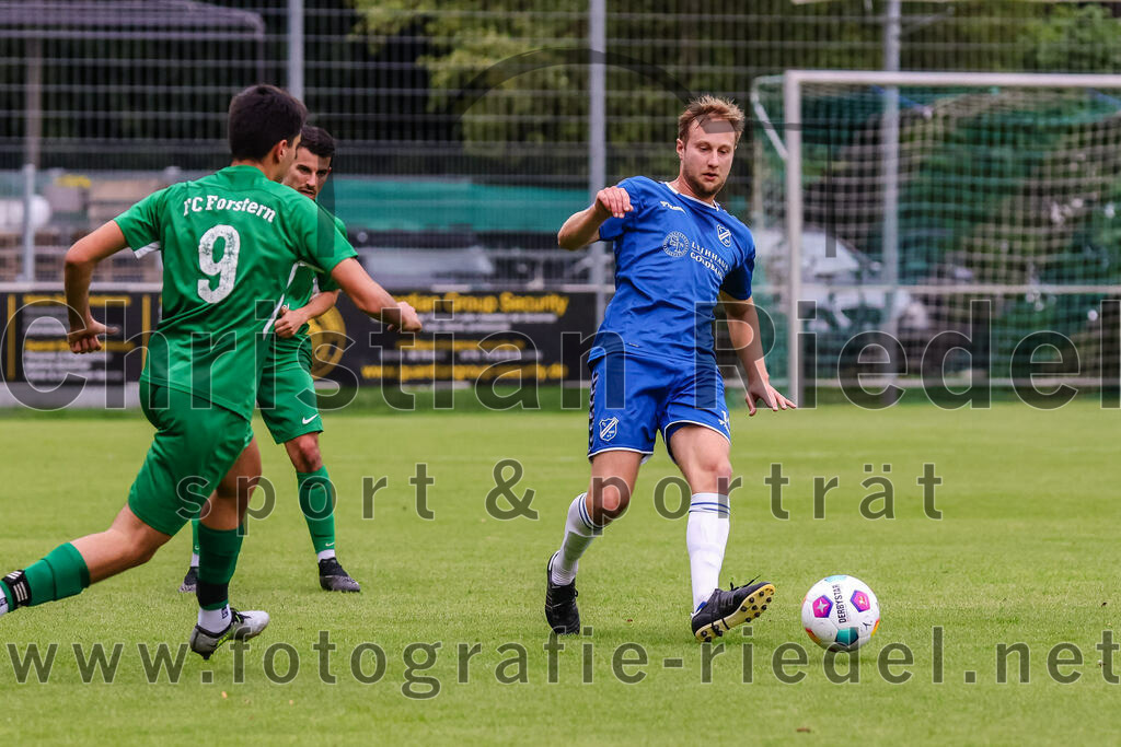2023-08-04_049_FC_Forstern_gegen_FC_Langengeisling_II | Forstern, Deutschland, 04.08.2023:
Fußball, Kreisklasse 2023 / 2024, 1. Spieltag, FC Forstern gegen FC Langengeisling II, Endergebnis: 2:1

Mikail Can (FC Forstern, #9), Kilian Kaiser (FC Langengeisling, #14)

Foto: Christian Riedel / fotografie-riedel.net