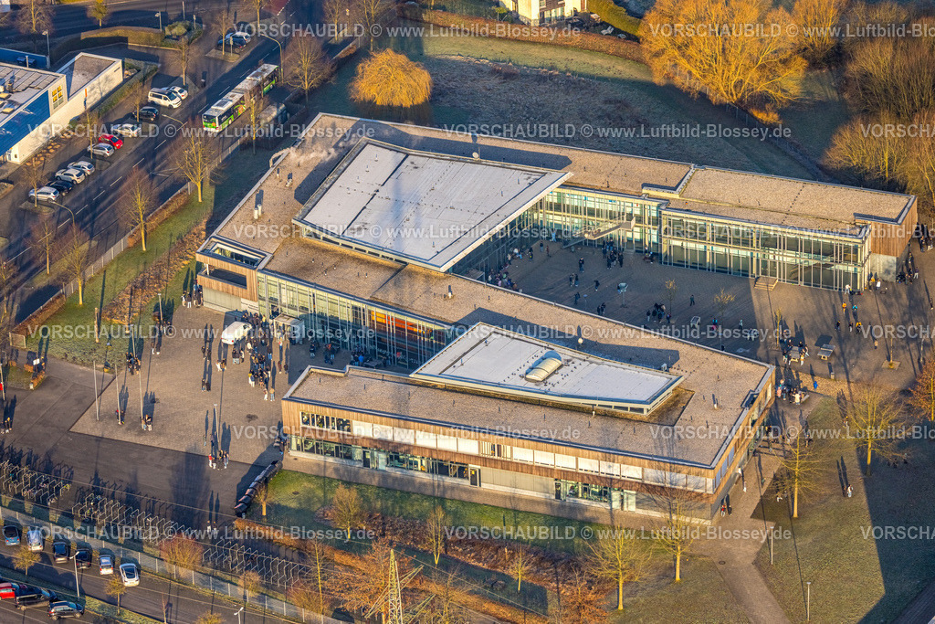 Hamm250200494Rhynern | Luftbild, Konrad-Adenauer Realschule und Schüler auf dem Schulhof, Stadtbezirk Rhynern, Hamm, Ruhrgebiet, Nordrhein-Westfalen, Deutschland