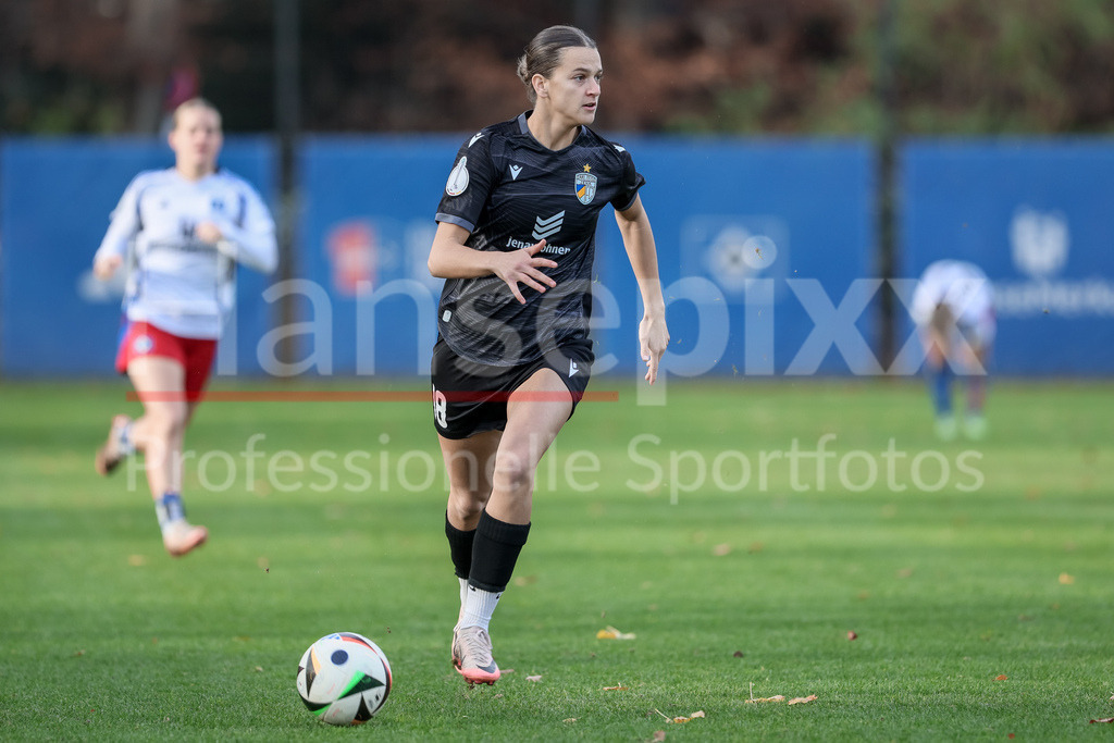 Fussball, DFB-Pokal Frauen, Hamburger SV - FC Carl Zeiss Jena | v.li.: Anna Margraf (FC Carl Zeiss Jena, 18) am Ball, Einzelbild, Ganzkörper, Aktion, Action, Spielszene, DIE DFB-RICHTLINIEN UNTERSAGEN JEGLICHE NUTZUNG VON FOTOS ALS SEQUENZBILDER UND/ODER VIDEOÄHNLICHE FOTOSTRECKEN. DFB REGULATIONS PROHIBIT ANY USE OF PHOTOGRAPHS AS IMAGE SEQUENCES AND/OR QUASI-VIDEO.