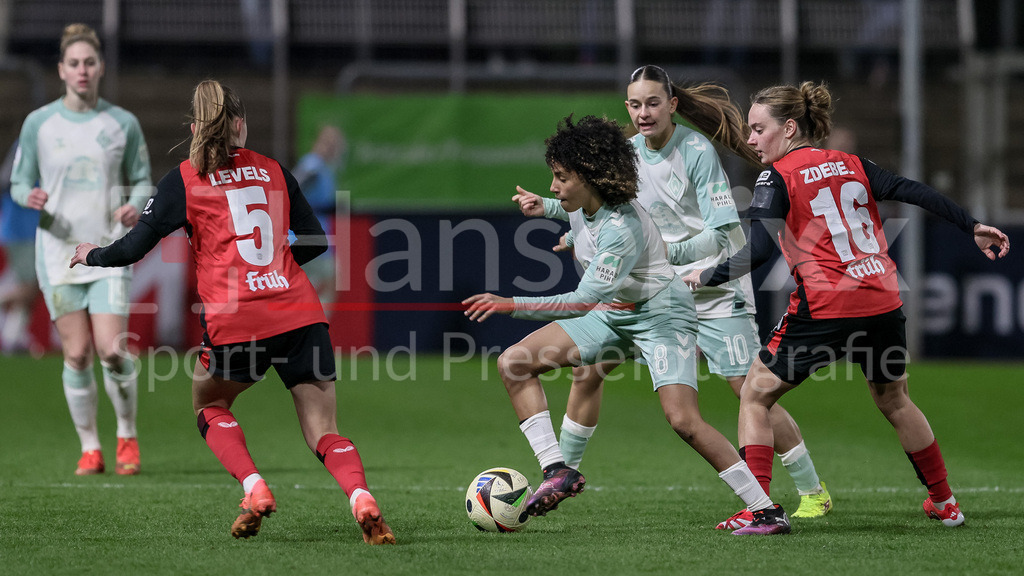 Fussball, DFB-Pokal Frauen, Bayer 04 Leverkusen - SV Werder Bremen | v.li.: Janou Levels (Bayer 04 Leverkusen, 5), Amira Arfaoui (SV Werder Bremen, 8) und Sofie Zdebel (Bayer 04 Leverkusen, 16) im Zweikampf, Duell, Dynamik, Aktion, Action, Spielszene, DIE DFB-RICHTLINIEN UNTERSAGEN JEGLICHE NUTZUNG VON FOTOS ALS SEQUENZBILDER UND/ODER VIDEOÄHNLICHE FOTOSTRECKEN. DFB REGULATIONS PROHIBIT ANY USE OF PHOTOGRAPHS AS IMAGE SEQUENCES AND/OR QUASI-VIDEO.