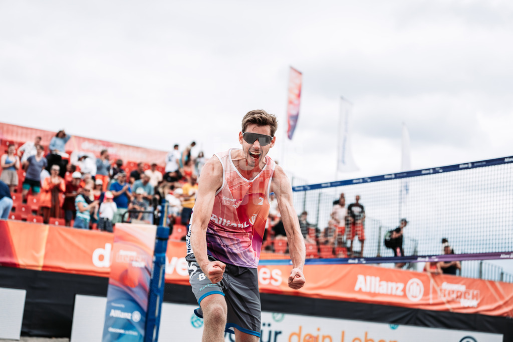 Beachvolleyball | Männer | Allianz German Beach Tour 2024 | Tourstop Kühlungsborn 2 | 16.08.2024 | Milan Sievers jubelt und freut sich nach dem Sieg
