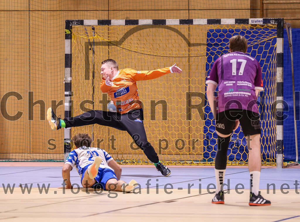 2024-11-24_065_SpVgg_Altenerding_gegen_ASV_Dachau | Erding, Deutschland, 24.11.2024:Handball, Bezirksoberliga Männer 2024 / 2025, 8. Spieltag, SpVgg Altenerding gegen ASV Dachau, Endergebnis: 30:23Matthias Hauß (ASV Dachau, #22), Torwart Ferdinand Mayer (SpVgg Altenerding, #97), Niklas Fleps (SpVgg Altenerding, #17)Foto: Christian Riedel / fotografie-riedel.net