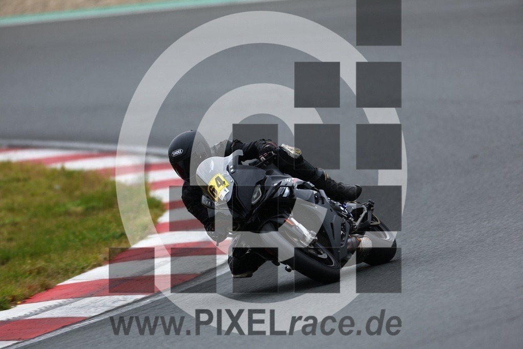 0064-20240916_01658 | Schöne Erinnerungen an spannende Momente - das festzuhalten ist unser Job. PIXELrace.de ist seit 2003 auf den Rennstrecken Europas unterwegs um die Action draußen beim Fahren und die wunderbare Stimmung imm Fahrerlager für euch einzufangen.