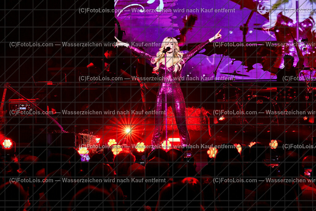 ALP3270_BergBauernTour-Konzert_Naschenweng Melissa | (C)FotoLois.com, Alois Spandl, BergBauernTour 2023 - Melissa Naschenweng, Tourstop in Wieselburg, Konzert im NV-Forum Wieselburg, Sa 8. April 2023.