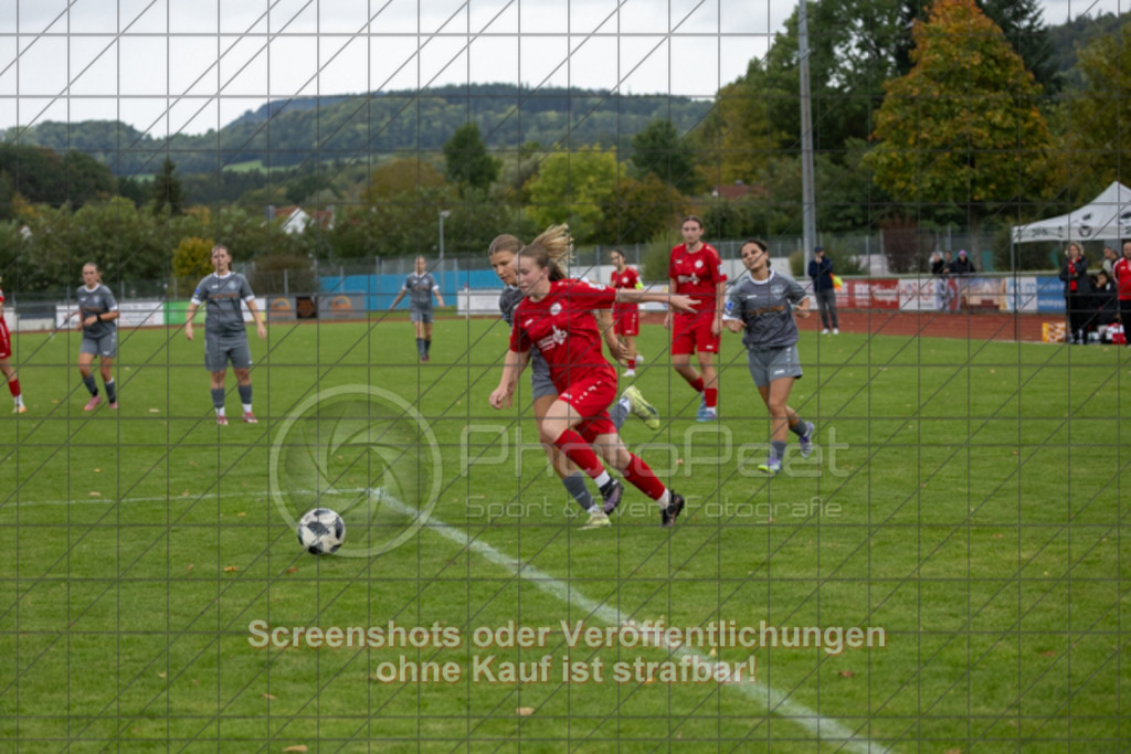 20251004_151627_0699 | #,1.FC Donzdorf (rot) vs. FC Freiburg-St. Georgen (grau), Fussball, EnBW-Oberliga B -Juniorinnen, 04. Spieltag, Saison 2025/2026, Rasenplatz, Lautertal Stadion, Süßener Straße 16, 73072 Donzdorf, 04.10.2025 - 14:00 Uhr,Foto: PhotoPeet-Sportfotografie/Peter Harich