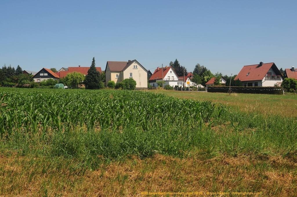 Geißmannsdorf-2026-Ortsbilder-612 | Geißmannsdorf bei Bischofswerda im Sommer 2026. Ein fotografischer Streifzug durch das Dorf Geißmannsdorf, mit Gebäuden, Straßen, Strohpuppen und geschmückten Vorgärten und Grundstücken anlässlich der 800-Jahr-Feier von Geißmannsdorf im Juni 2026 - Realisiert mit Pictrs.com