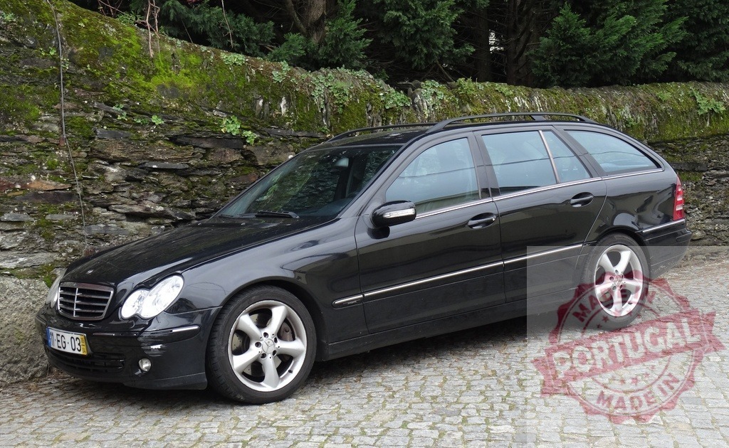 Black Mercedes-Benz C-Class station wagon on cobblestone street | Black Mercedes-Benz C-Class luxury station wagon parked on a cobblestone road against a stone wall - Realisiert mit Pictrs.com