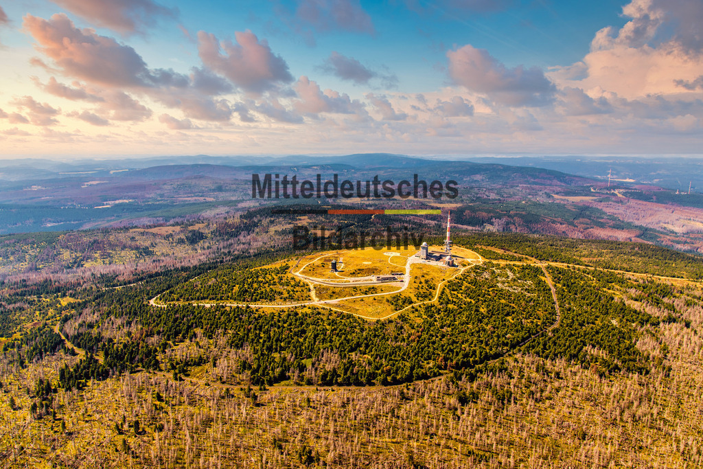 Brocken mit Wolken abends-8316 | Der Brocken mit abendlichen rosa Wolken - Realisiert mit Pictrs.com