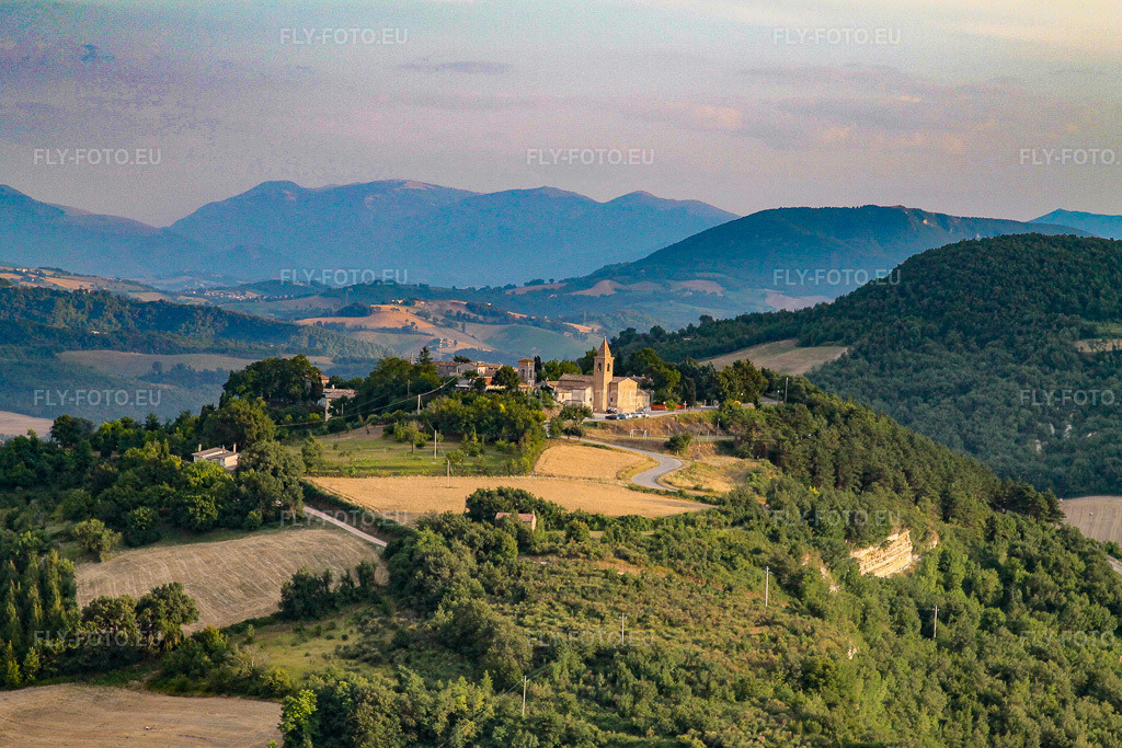 Vue aérienne: Vue de la ville à Isola di Fano dans le département Les Marches, Italie. Photo: IMG_43110.jpg prise le 16/07/2011 par Werner Riehm/FLY-FOTO.eu – Résolution de l'original: 4272 x 2848 px