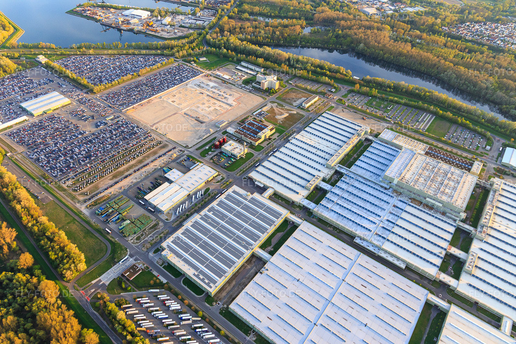 Luftbild: Insel Grün mit KFZ-Lager der MOSOLF Logistics & Services GmbH in Germersheim im Bundesland Rheinland-Pfalz in Deutschland. Foto: IMG_106644.jpg vom 17.04.2018 durch Werner Riehm/FLY-FOTO.deInternationale Automobillogistik