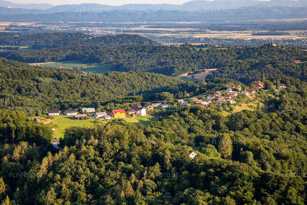 Luftbild: Dorf auf einem Hügel im Ortsteil Jiršovci in Ptuj im Bundesland Slowenien in Slowenien. Foto: IMG_137348.jpg vom 08.07.2023 durch Werner Riehm/FLY-FOTO.de