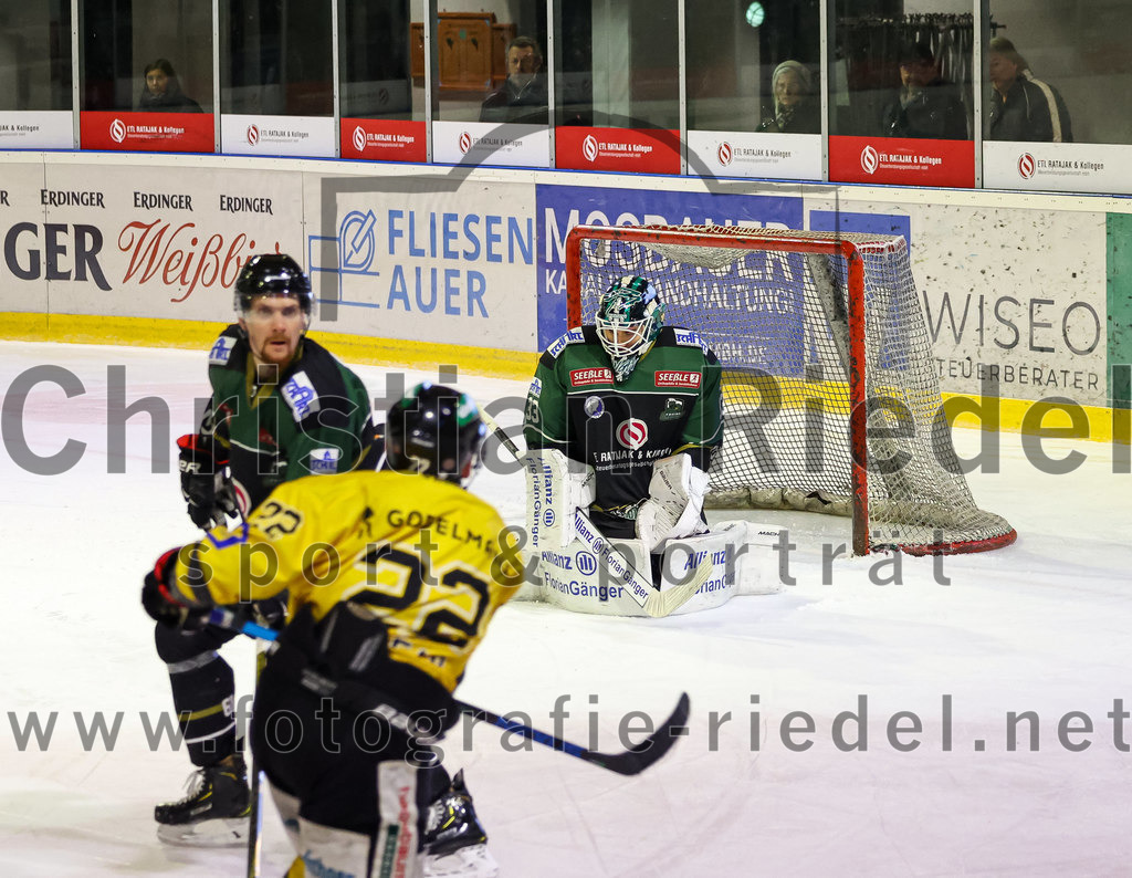 2022-11-20_078_TSV_Erding_gegen_ERSC_Amberg | Erding, Deutschland, 20.11.2022:
Eishockey, Bayernliga 2022 / 2023, 15. Spieltag, TSV Erding gegen ERSC Amberg, Endergebnis: 5:1

Roni Rukajärvi (Erding Gladiators, #61), Brett Mennear (ERSC Amberg, #22), Torwart Thomas Hingel (Erding Gladiators, #33)

Foto: Christian Riedel / fotografie-riedel.net