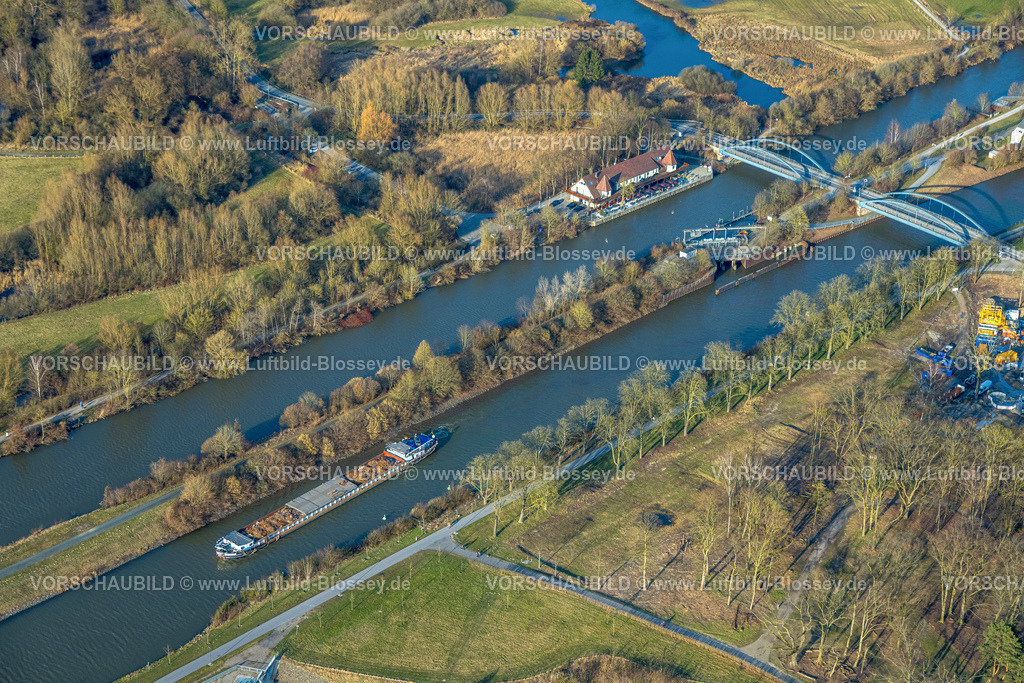 Hamm260203531 | Luftbild, Binnenschifffahrt Transportschiff auf dem Datteln-Hamm-Kanal, Fluss Lippe und Bootshaus Hotel Restaurant, Kanal Fährwegbrücke, Stadtbezirk Heessen, Hamm, Ruhrgebiet, Nordrhein-Westfalen, Deutschland