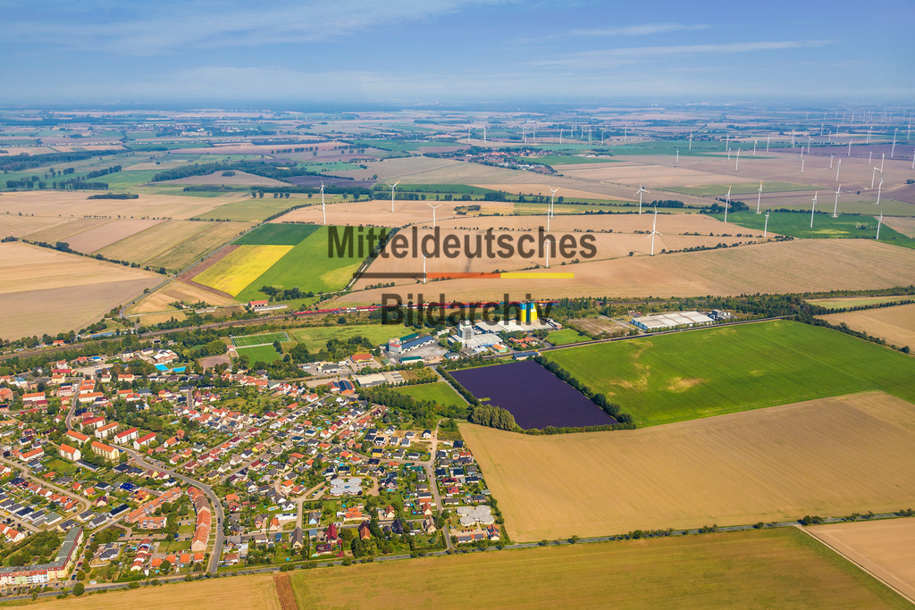 34_Eilsleben-1817 | Diese Luftaufnahme zeigt einen Ort im Landkreis Börde aus der Vogelperspektive. Das Bild entstand aus einem Tragschrauber und vermittelt einen eindrucksvollen Überblick über die Siedlungsstruktur, die umgebende Landschaft und die charakteristischen Merkmale des Ortes. Die Aufnahme dokumentiert Architektur, Straßenverläufe und Grünflächen aus einer außergewöhnlichen Perspektive und ist Teil des Mitteldeutschen Bildarchivs von Luftbildfotograf Steffen Lehmann.
 - Realisiert mit Pictrs.com