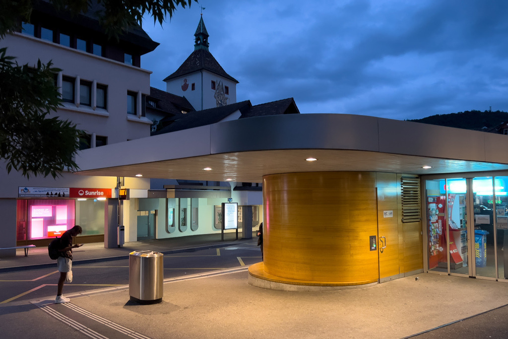 Busstation Wasserturmplatz, Liestal | Schöne Fotografien aus der Stadt und der Natur zum bestellen oder selber hochladen. Druck auf Foto, Postkarte, Kalender, FineArt Hahnemühle, Alu-Dibond , Akustikbilder zur Absorption von Schall und Lärm etc. - Realisiert mit Pictrs.com
