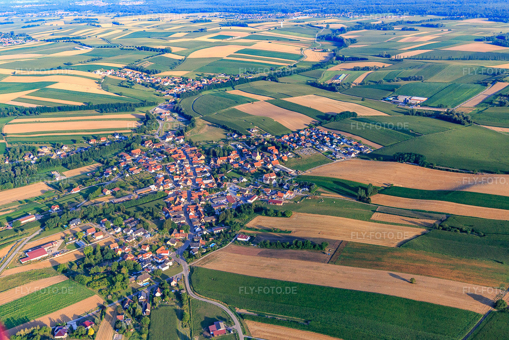 Luftbild: Ortsansicht von Nordwesten in Trimbach im Bundesland Bas-Rhin in Frankreich. – Foto: IMG_121014.jpg vom 23.07.2020 durch Werner Riehm/FLY-FOTO.de – Auflösung des Originals: 5472 x 3648 px