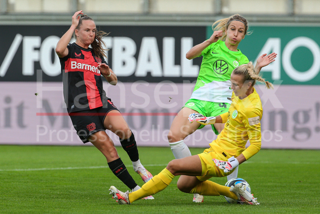 Fussball, Google Pixel Frauen-Bundesliga, VfL Wolfsburg - Bayer 04 Leverkusen | v.li.: Eva van Deursen (Bayer 04 Leverkusen, 15), Kathrin Hendrich (Kathy, VfL Wolfsburg, 4) und Merle Frohms (Torhüterin, Torwart, VfL Wolfsburg, 1) im Zweikampf, Duell, Dynamik, Aktion, Action, Spielszene, DIE DFB-RICHTLINIEN UNTERSAGEN JEGLICHE NUTZUNG VON FOTOS ALS SEQUENZBILDER UND/ODER VIDEOÄHNLICHE FOTOSTRECKEN. DFB REGULATIONS PROHIBIT ANY USE OF PHOTOGRAPHS AS IMAGE SEQUENCES AND/OR QUASI-VIDEO.