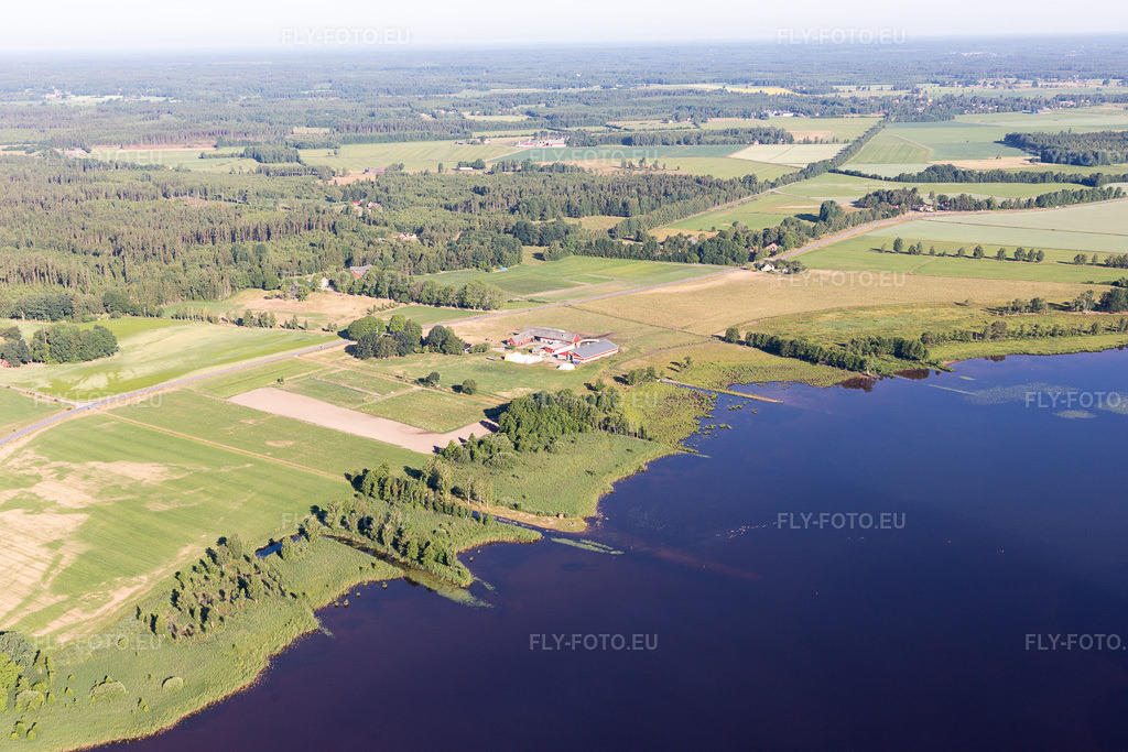 Vue aérienne: Vue de la ville à Hunna dans le département Kronoberg, Suède. Photo: IMG_108190.jpg prise le 28/06/2018 par Werner Riehm/FLY-FOTO.euRésolution de l'original: 5472 x 3648 px