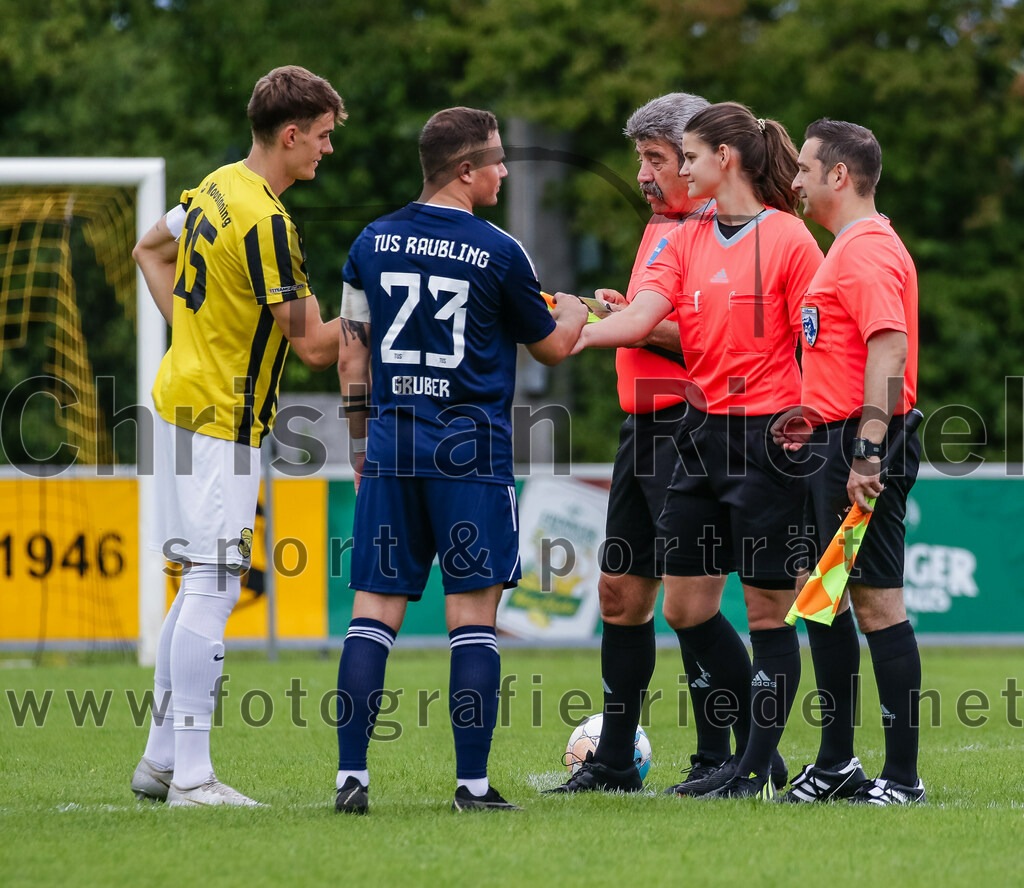 2023-07-29_004_FC_Moosinning_gegen_TuS_Raubling | Moosinning, Deutschland, 29.07.2023:
Fußball, Bezirksliga Oberbayern Ost 2023 / 2024, 1. Spieltag, FC Moosinning gegen TuS Raubling, Endergebnis: 0:7

Dennis Stauf (FC Moosinning, #15), Michael Gruber (TuS Raubling, #23), Schiedsrichter Ariane Fichtl

Foto: Christian Riedel / fotografie-riedel.net
