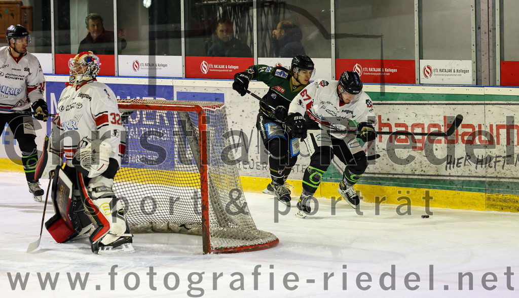 2022-11-06_090_TSV_Erding_gegen_EHC_Koenigsbrunn | Erding, Deutschland, 06.11.2022:
Eishockey, Bayernliga 2022 / 2023, 11. Spieltag, TSV Erding gegen EHC Königsbrunn, Endergebnis: 1:7

Torwart Stefan Vajs (EHC Königsbrunn, #32), David Farny (EHC Königsbrunn, #67)

Foto: Christian Riedel / fotografie-riedel.net